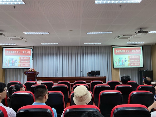 果冻传媒
召开教师师德师风学习推进会