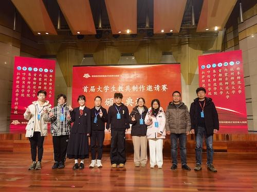 图一 赛事获奖同学与果冻传媒
评委合影